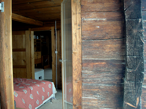Schlafzimmer Ferienhaus Casa Cadruvi Giraniga Obersaxen Graubünden