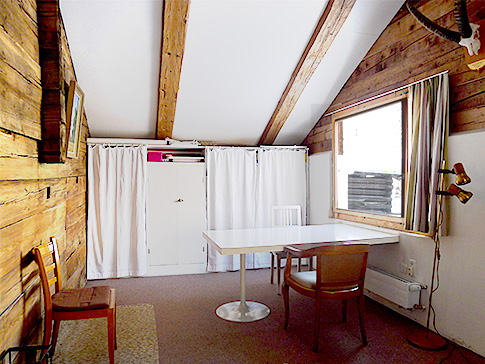 Aufenthaltsraum Büro Ferienhaus Casa Cadruvi Giraniga Obersaxen Graubünden