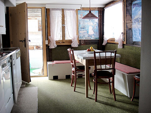 Küche Ferienhaus Casa Cadruvi Giraniga Obersaxen Graubünden