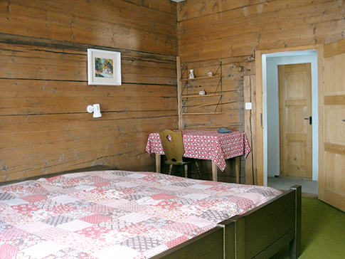 Schlafzimmer Ferienhaus Casa Cadruvi Giraniga Obersaxen Graubünden