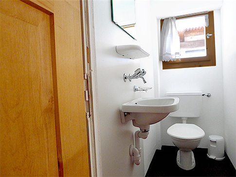 WC Casa Cadruvi WC Ferienhaus Casa Cadruvi Giraniga Obersaxen Graubünden