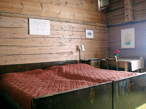 Schlafzimmer Casa Cadruvi Schlafzimmer Ferienhaus Casa Cadruvi Giraniga Obersaxen Graubünden