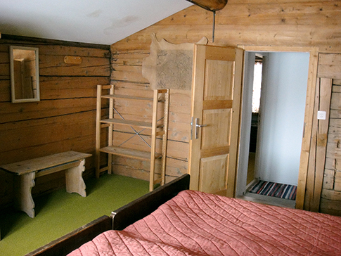 Schlafzimmer Casa Cadruvi Schlafzimmer Ferienhaus Casa Cadruvi Giraniga Obersaxen Graubünden
